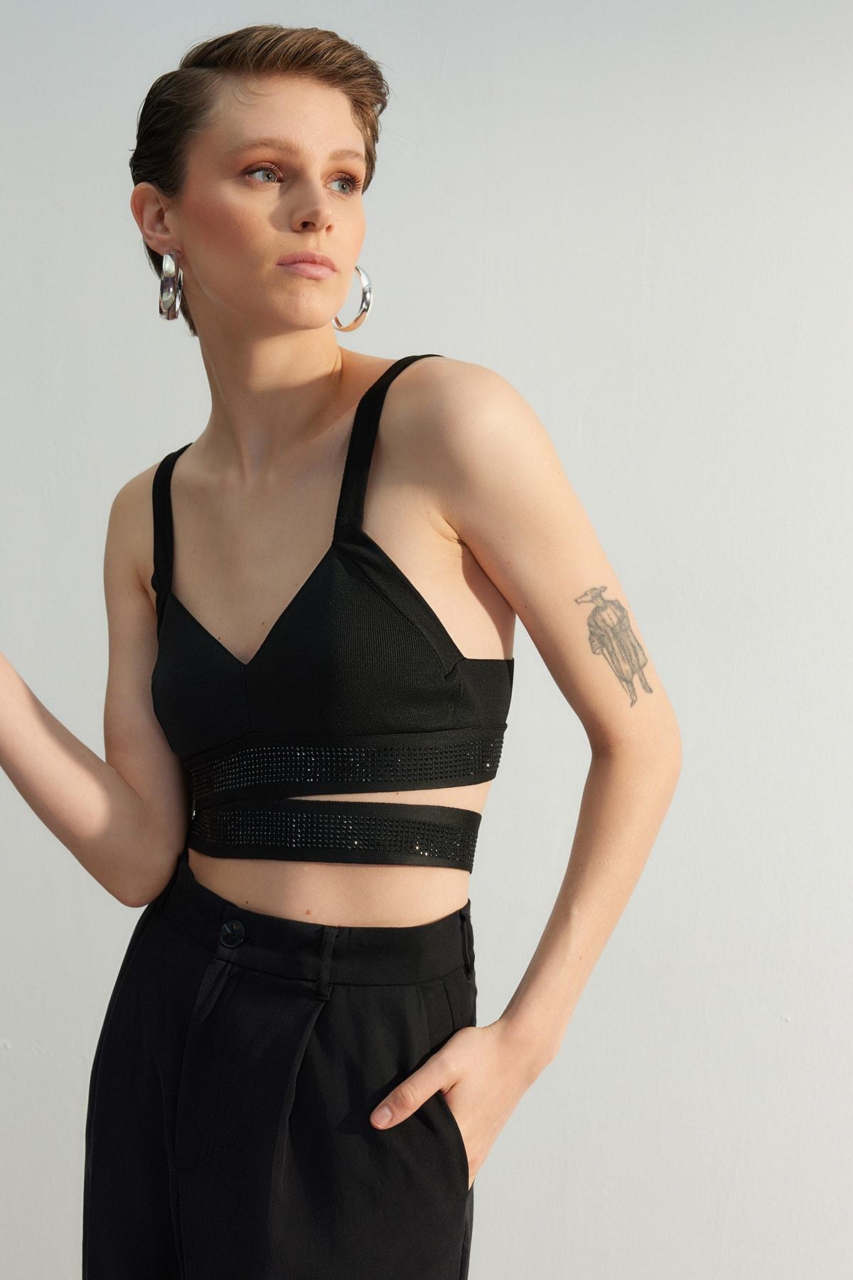 

Ограниченная серия Черная блузка-свитер с декорированными камнями и окнами/вырезами TWOSS23BZ00708..