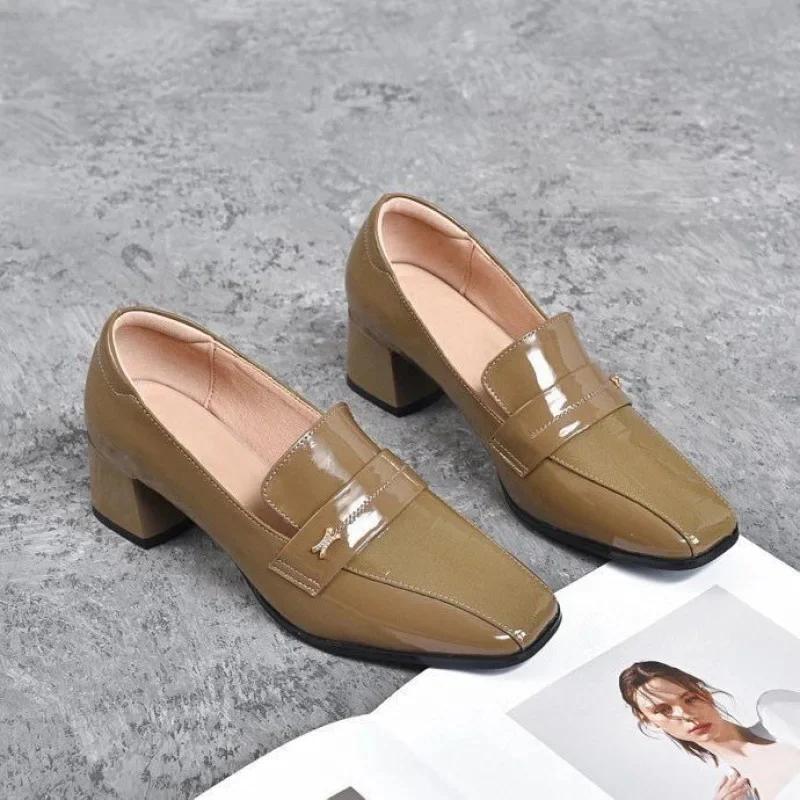 Damenschuhe 2025 Neuankömmling Schuhe Lackleder Quadratische Spitze Tiefes Grobes Profil Track Weiche Sohle Schuhe Designerschuhe Slipper