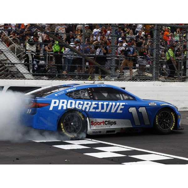 Kyosho Lionel Racing NASCAR CUP Кубок PROGRESSIVE 2025 Toyota Camry XSE Денни Хэмлин Martinsville COOK OUT 400 Победитель Готовая модель LR330473 (НАСКАР