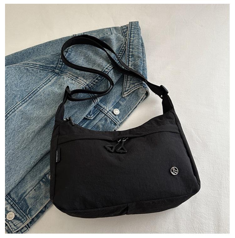 Lightweight going out simple messenger bag multi-functional nylon portable dumpling bag fashionable commuter niche shoulder bag