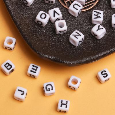 Bransoletki 5,5 mm Wisiorki Rękodzieło Koraliki Materiał Kwadratowe Luźne Koraliki Przekładkowe 26 Koraliki Litery Akrylowe Duży Otwór Telefon Łańcuszek