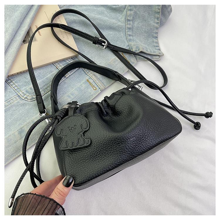 

This year s popular pleated cloud bag women s shoulder messenger small bag 2025 spring and summer simple and versatile commuter bucket bag чёрный