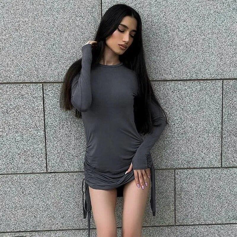 Plisované dámské mini šaty s dlouhým rukávem a černým stahovací šňůrkou do O, sexy přiléhavé páskové mini šaty