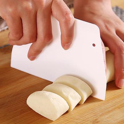 Nástroje na pečení: Plastová škrabkaKráječ těsta Lichoběžníková škrabka na rýžové nudle Domácí krájecí nůž Škrabka na krém na knedlíky vařené v páře