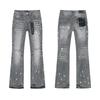 Jeans da uomo in denim lavato distressed a vita alta con dettagli strappati, vestibilità leggermente svasata
