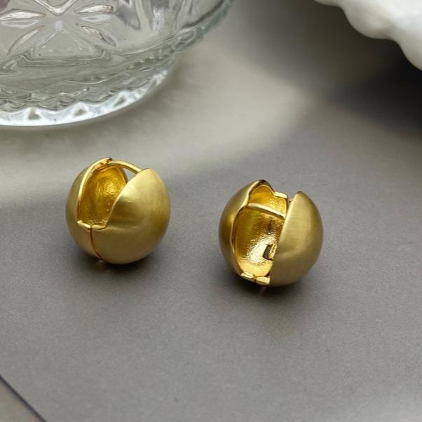Metal Feel Fashionable Brushed Matte Ear Buckle Cold Three-dimensional Ball Metal Eggshell Earrings Simple Women's Senior Eye-catching