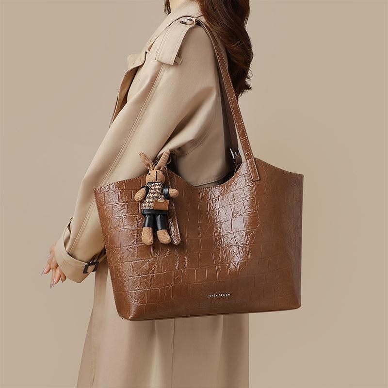 Tote bag women s new women s bag shoulder armpit bag retro large-capacity commuter handbag