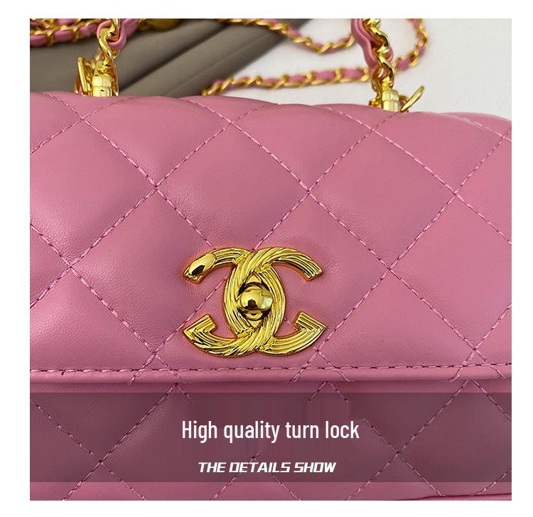 Bolsa Transversal Pequena Xiangfeng Mini com Corrente em Xadrez Diamante e Bola Dourada - Vermelha, Moda Outono