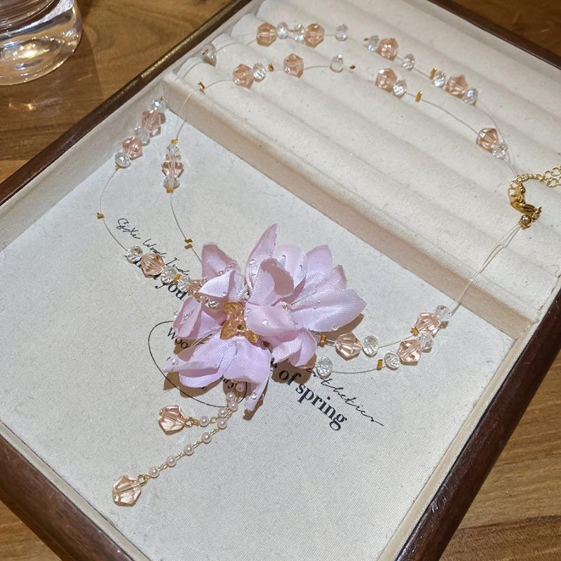 Sweet vacation style double-layer glass beaded flower necklace light luxury high-end collarbone chain fashionable exquisite sweater chain