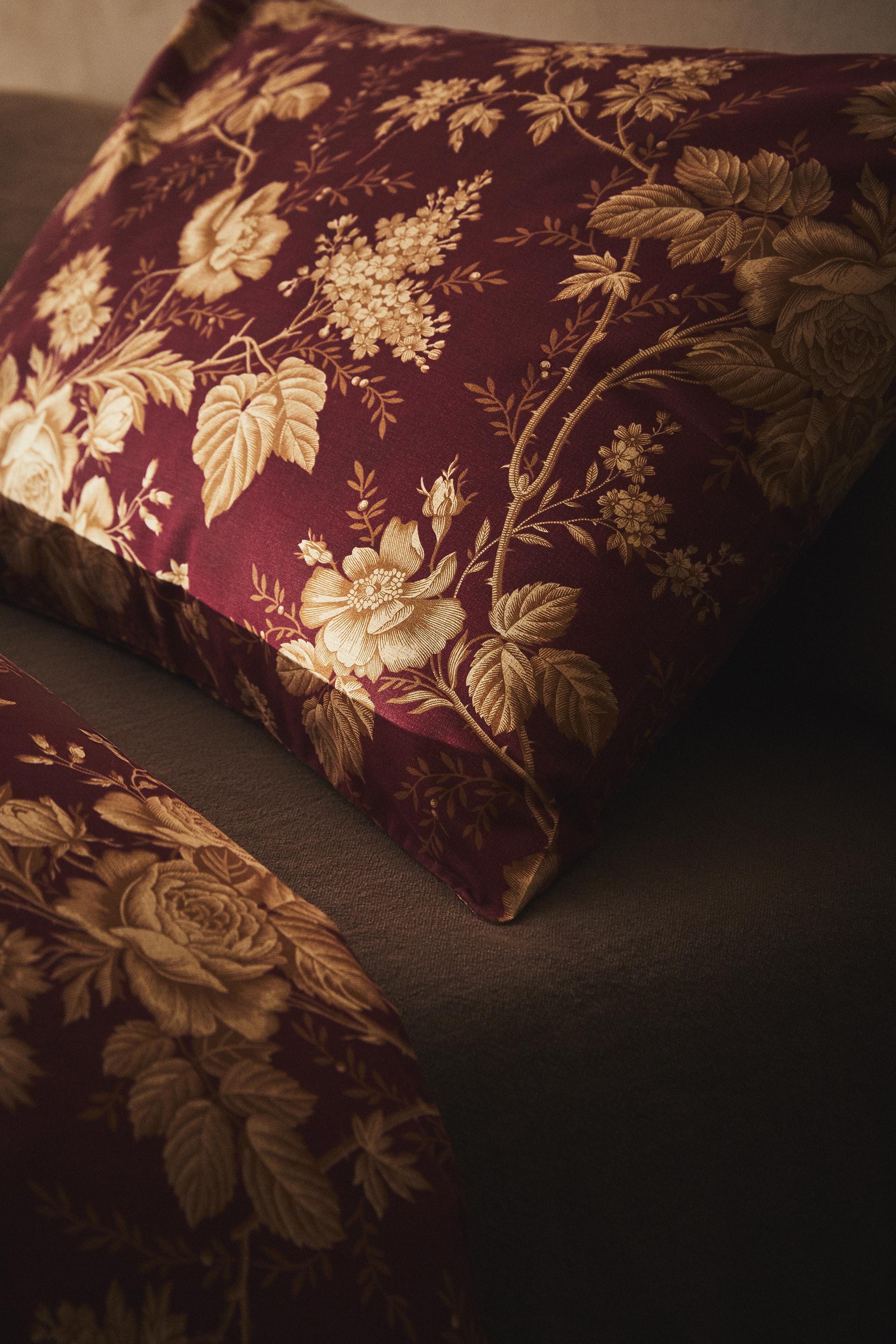 

COTTON PILLOWCASE WITH GOLD CHRISTMAS FLOWERS