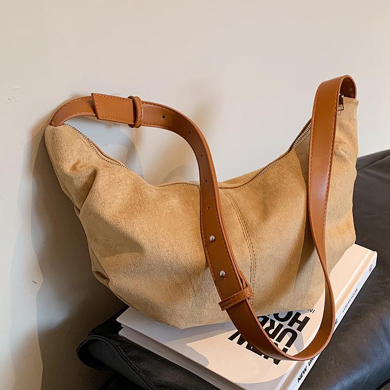 

Niche design bag women s large capacity autumn and winter 2024 new fashion retro matte shoulder messenger bag dumpling bag хакі