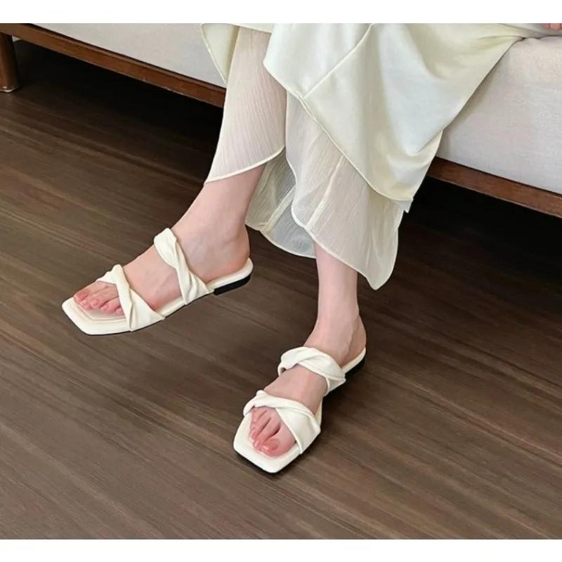 Hot Selling 2025 New Flat Slippers Casual Shoes Woman Trend Luxury Summer Elegant Sandals Beach House Round Toe Brand Bathroom