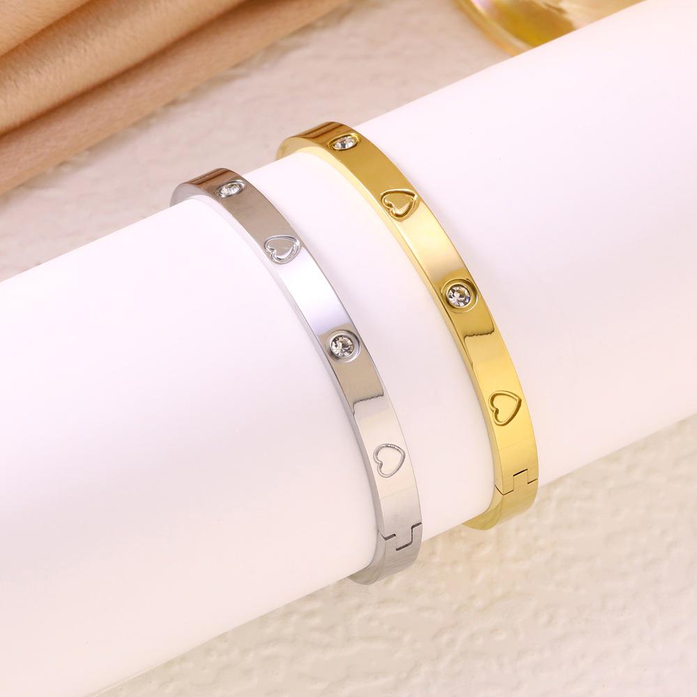 Fashion Diamond-Studded Titanium Steel Heart Bracelet with Peach Heart Buckle