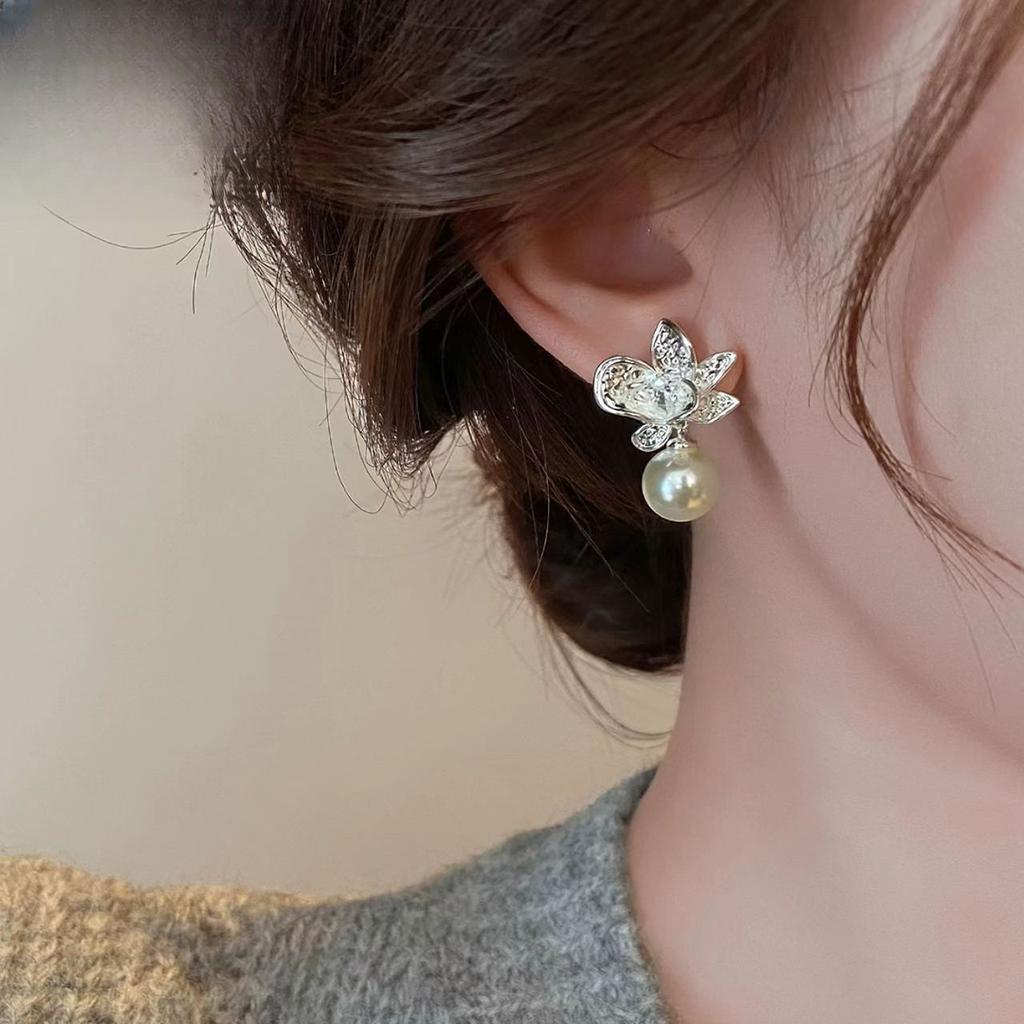 New Exquisite Wind Super Flash Zircon Flower Pearl Stud Earrings Women's Fashion Light Luxury Sweet Cute Temperament Versatile Earrings