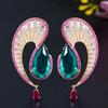 Boucles d'oreilles pendantes en forme de vague et de goutte d'eau, grandes, lignes courbes irrégulières, zircon, couleur émeraude, zirconium, pompon