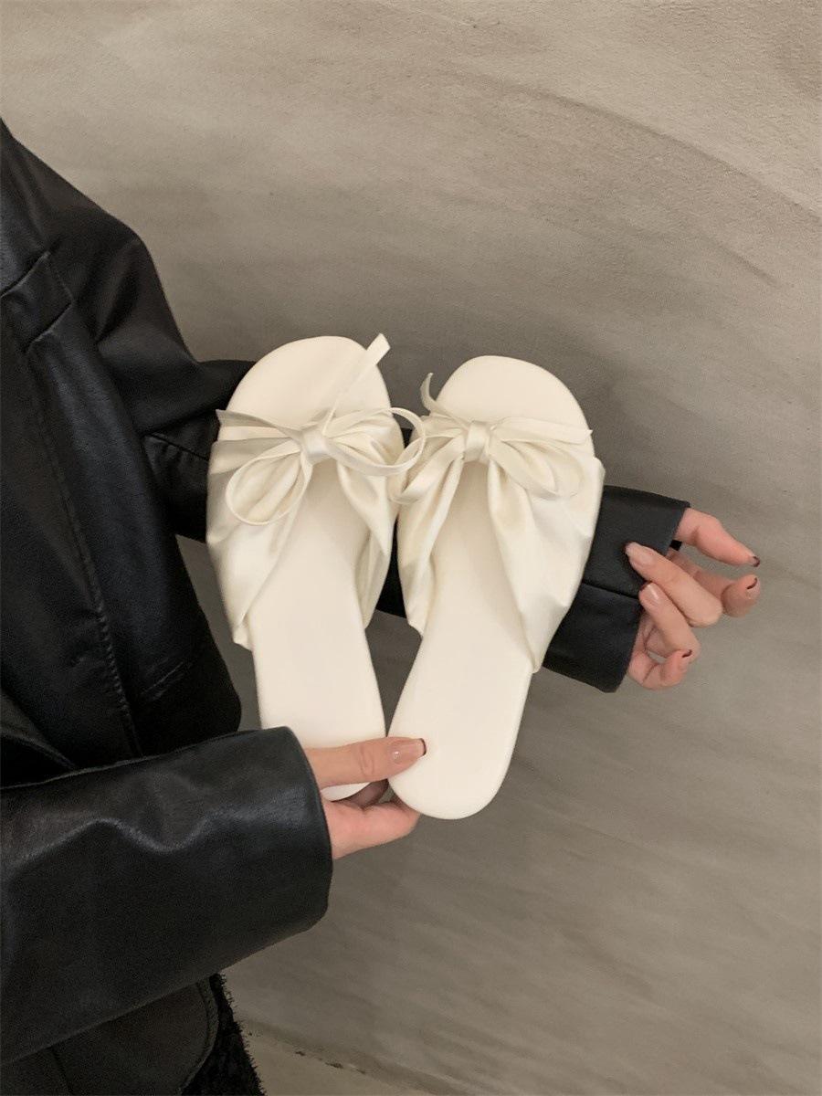 

Летом 2025 года новый сказочный стиль сочетается с юбкой, носками, маленькими прохладными тапочками и розовыми босоножками с бантом. 35