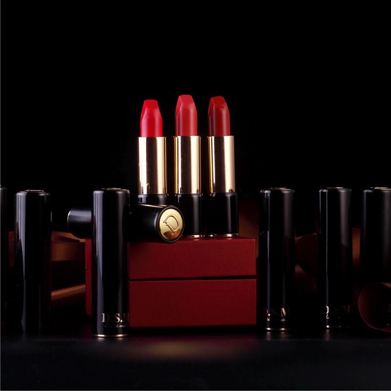 Daisy Man Charm Luminous Lipstick - Moisturizing & Nourishing Press-Type Tube