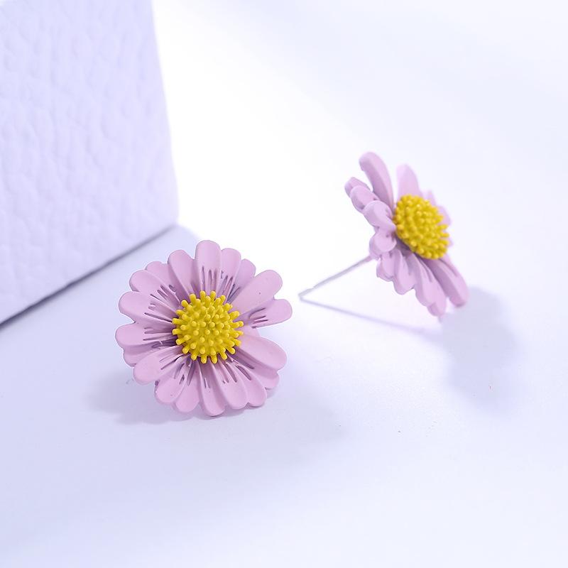 

Модные серьги-пусеты в виде феи, серьги в виде маленьких ромашек, маленькие свежие, милые и симпатичные серьги в виде подсолнухов.