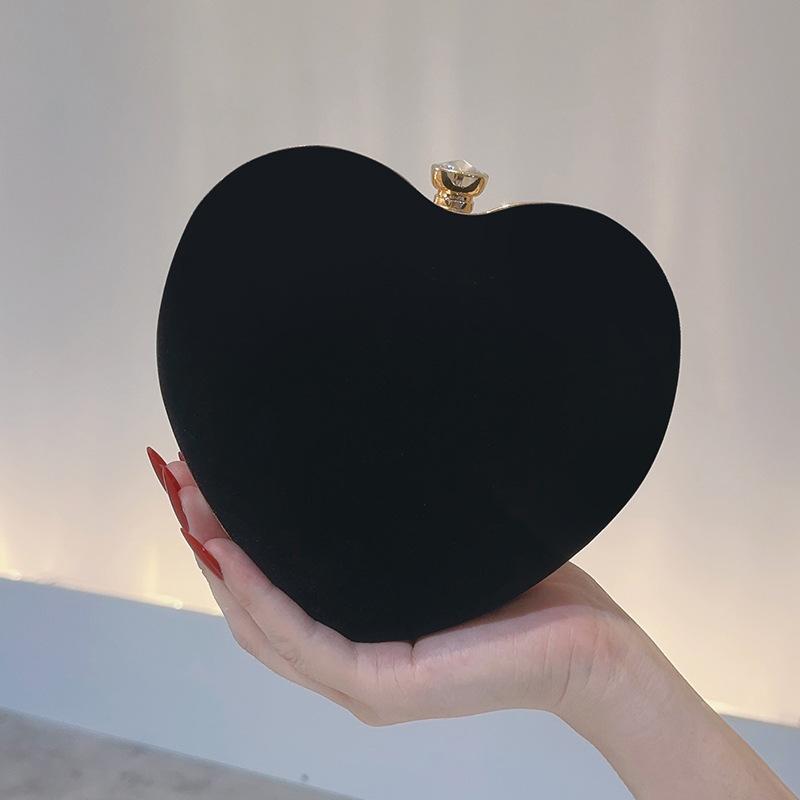 Nouveau Sac Cœur en Satin Élégant Polyvalent Porté à la Main Pochette de Soirée Mini Sac Bandoulière à Chaîne pour Fête Bal Mariage pour Femmes