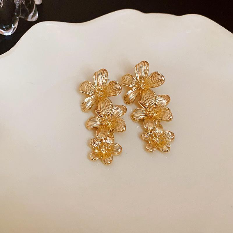 

Silver Needle Flower Doudou Metal Earrings Niche Design Sense Personality Earrings Advanced Sense Temperament Versatile Earrings