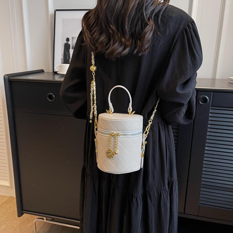 2025 new fashion niche texture unique small fragrant wind chain messenger bag portable bucket bag