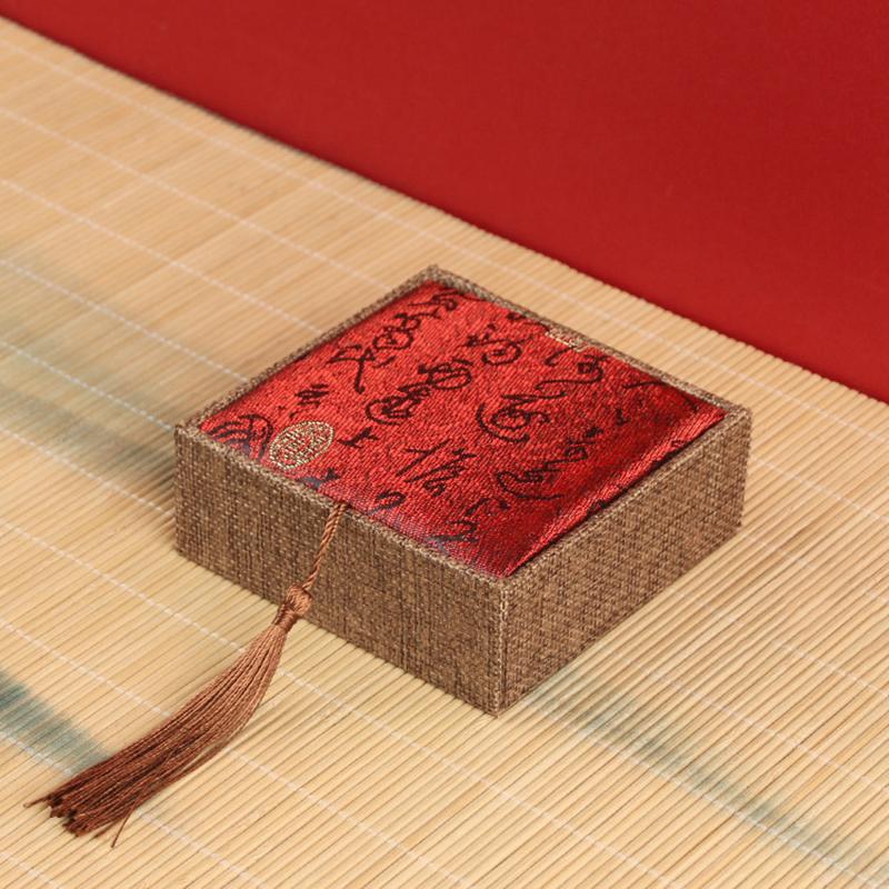 

Винтажная шкатулка для украшений с кисточкой, для хранения и демонстрации ожерелий, браслетов-бянжитов из нефрита, подвесок. Упаковочная коробка для ювелирных изделий в китайском стиле.