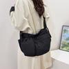 Lätt nylon crossbody hobo-väska Justerbar rem Flera fickor Dragkedja Casual axelväska för kvinnor