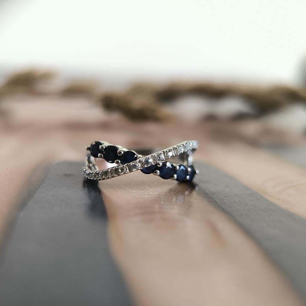 Серебряное кольцо с натуральным сапфиром 1.465ct, фианитами, вес изделия 3,35 гр (2180890)