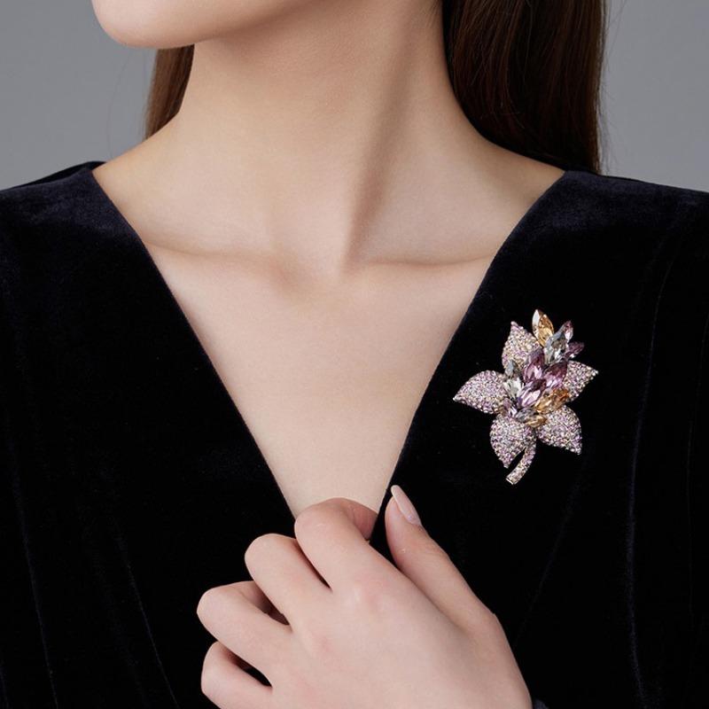Luxuriöse florale Brosche, hochwertige Damen-Exquisite und individuelle Mantelbrosche, Nischendesign-Sinn Blumenstrauß-Brosche