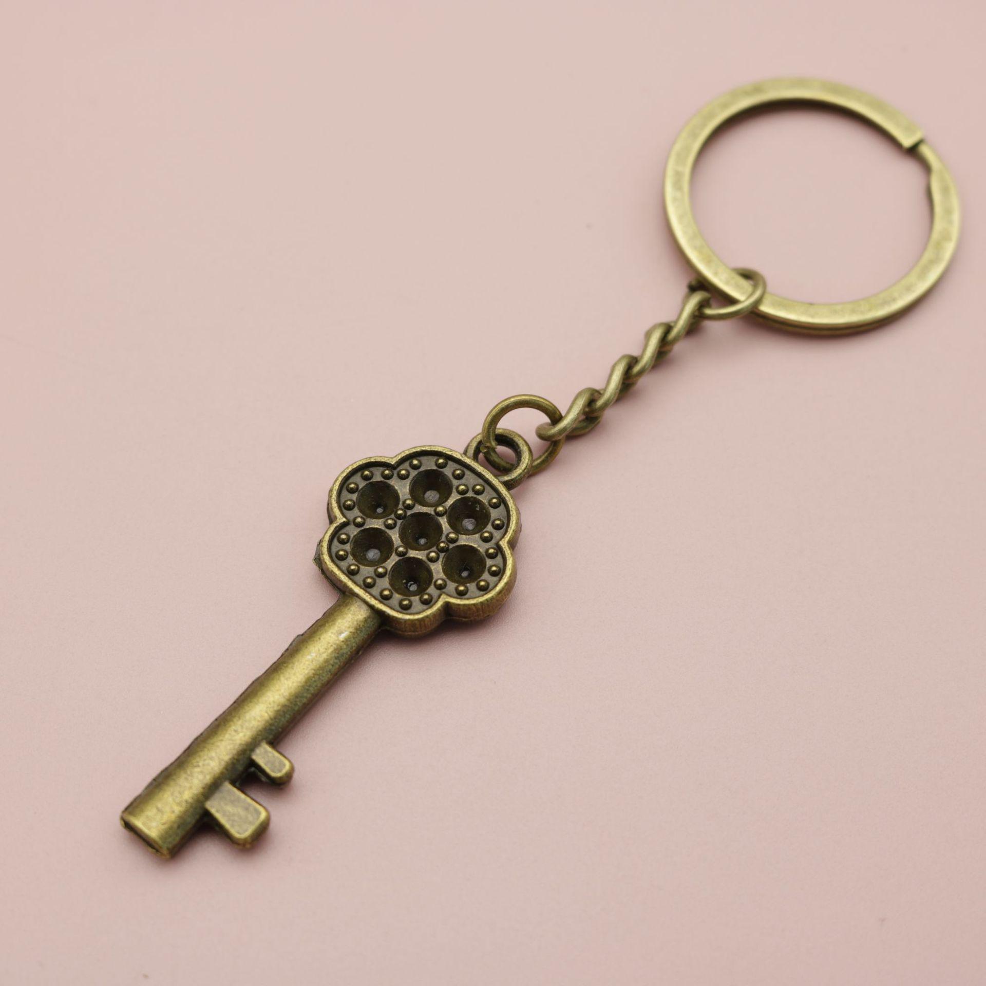 Xiyin Simple Lock & Key Keychain Pendant