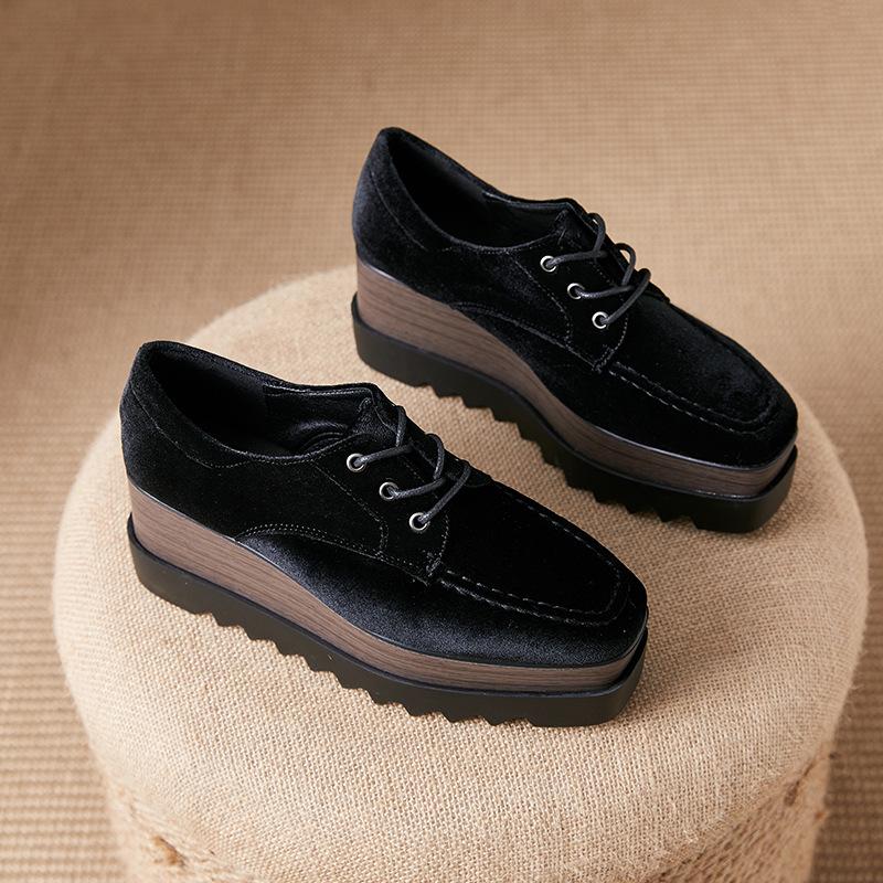 

Женская обувь на плоской платформе на толстой подошве в европейском стиле, весна 2024, новые замшевые туфли на танкетке со шнуровкой и квадратным носком в британском стиле HZB 39 чёрный