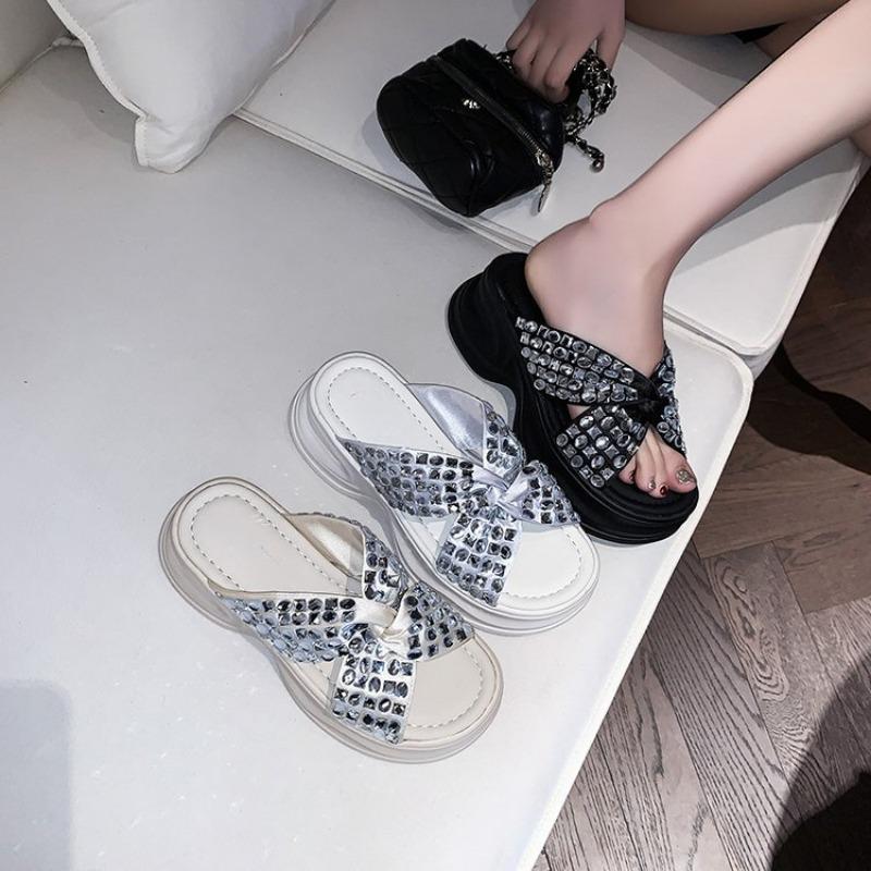 Fashion Waterproof Table Slippers Summer New Round Head Open Toe Cross with Crystal Buckle Anti-slip Wear-resistant Sandals