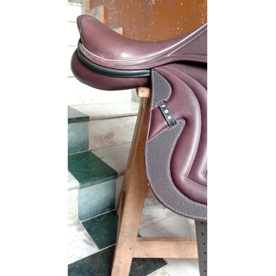 Leather Jumping Monoflap Saddle with Changeable Gullets – Elegant Cantle Design