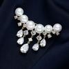 1Pcs Fashion Classic Laddy Exquisite Crystal Clothing Coat Suit Pin Corsages Elegant Women Girls Pearl Pendant Brooch Badges