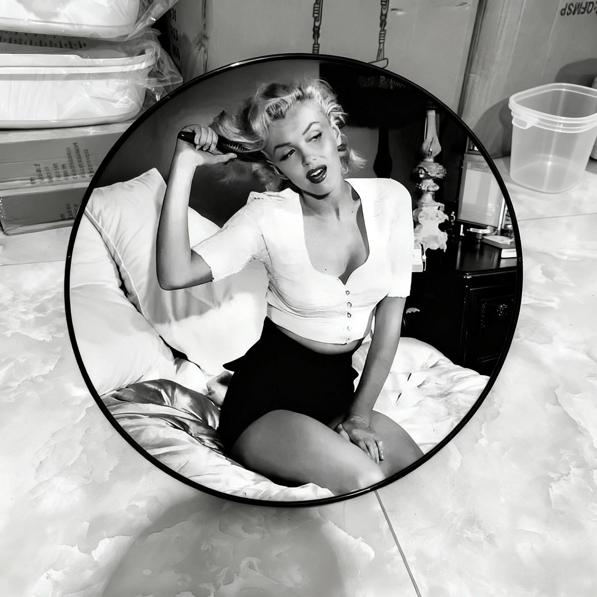 

Black & White Classic Round Frame Photo - Fine Printed Portrait Stylish Home Decor Perfect for Bedroom Beauty Room & Living Area 20X20CM