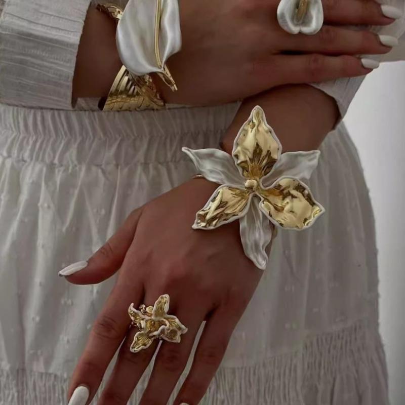 European and American Cold Wind Metal Iris Bracelet Female Retro Personality Exaggerated White Bohemian Flower Bracelet