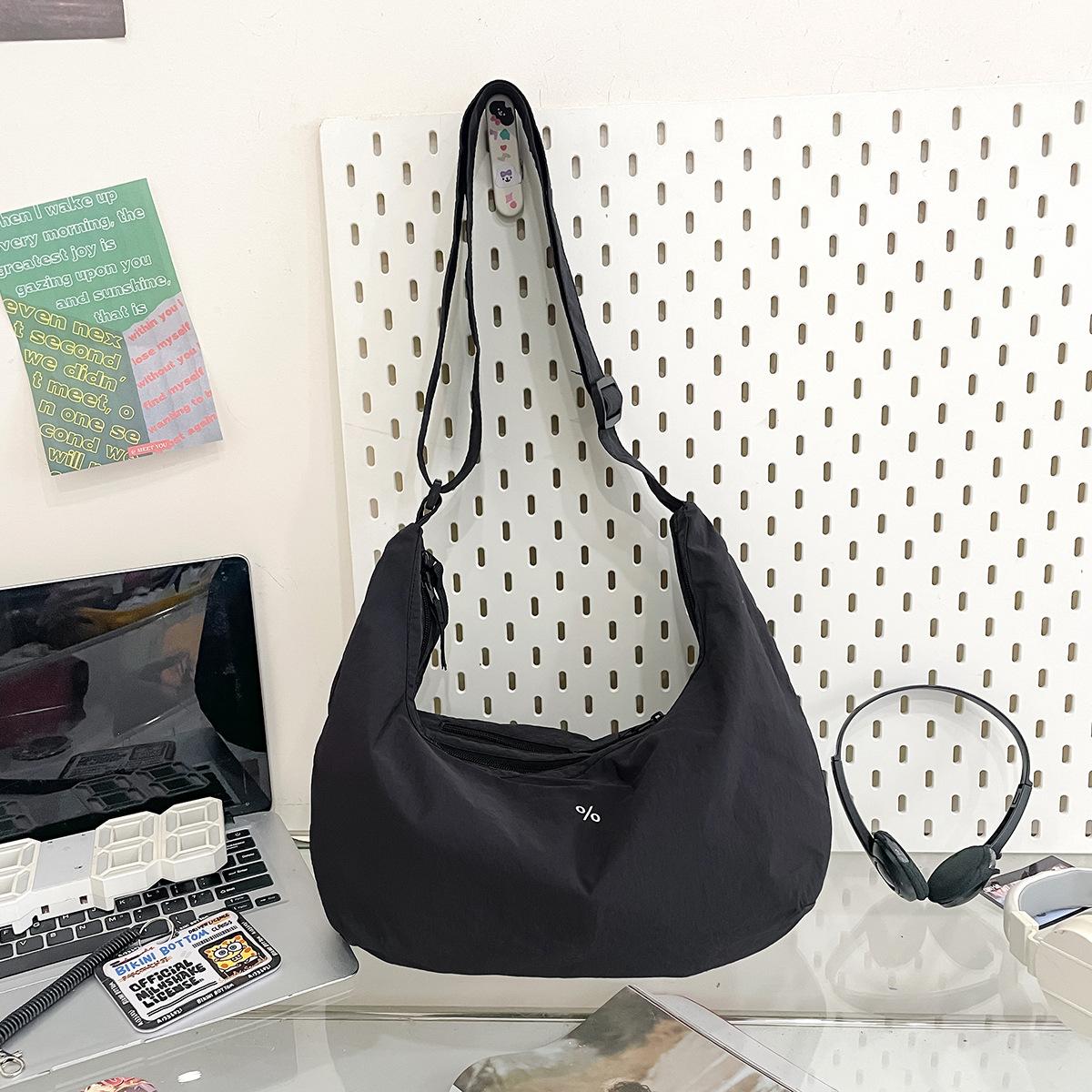 

Minimalist style bag women s simple stray bag men s ultra-light nylon shoulder messenger bag casual versatile black dumpling bag чорний