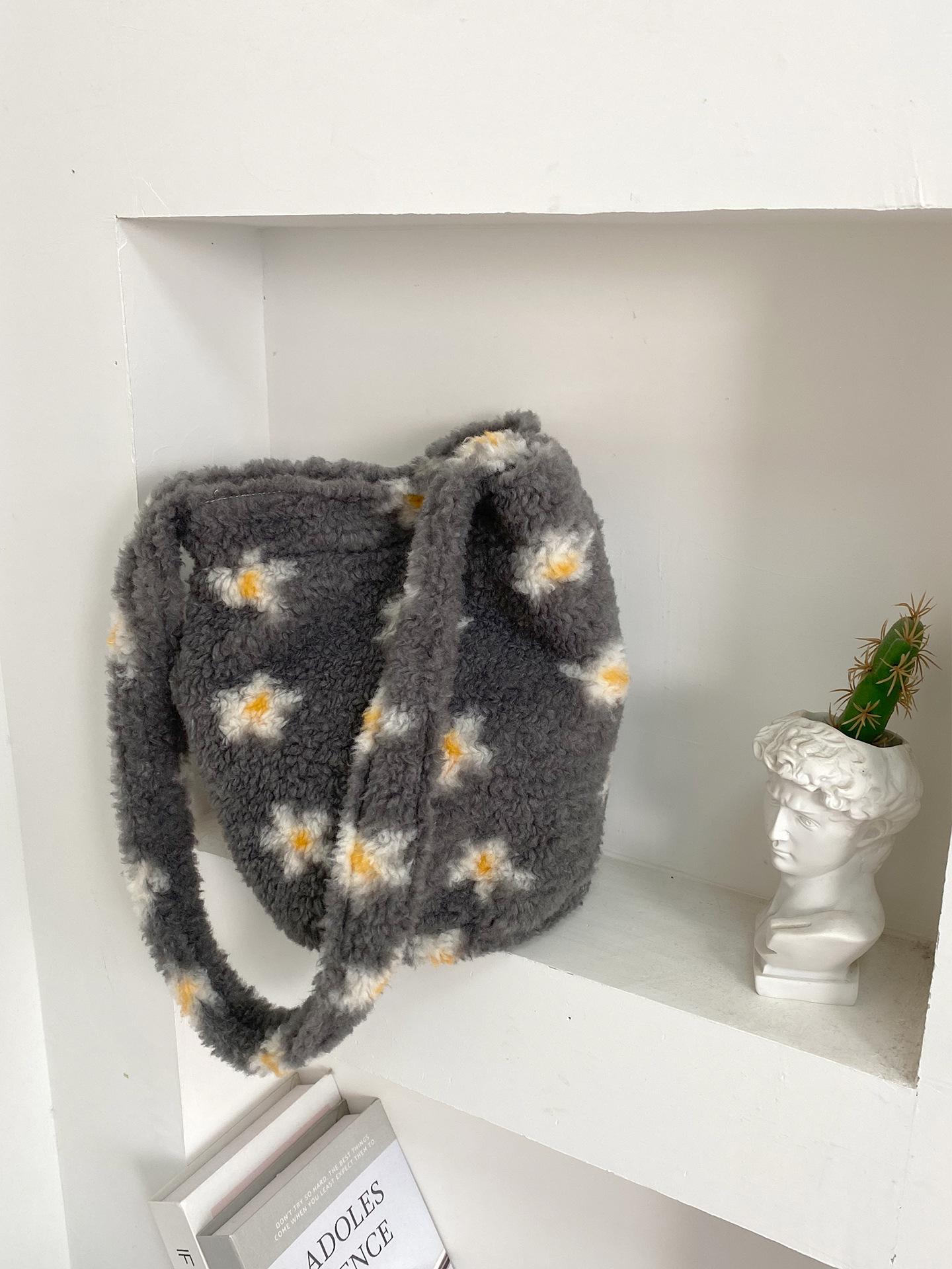 

Winter Soft Plush Women Floral Bucket Shoulder Bags Versatile Faux Lamb Wool Underarm Bag Portable Furry Purse Tote Handbags сірий колір