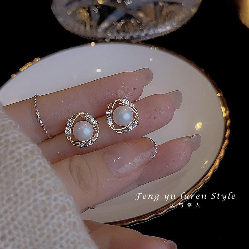 Hollow pearl stud earrings new popular light luxury geometric earrings niche design high-end femininity earrings
