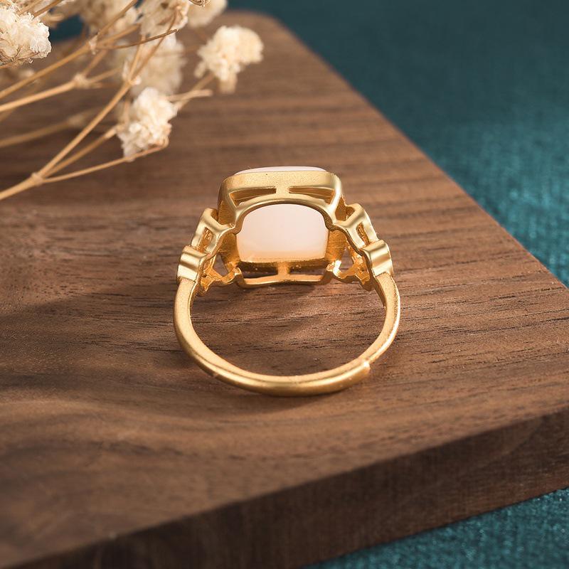 Eleganter chinesischer Hofstil vergoldeter Kupferring mit eingelegtem weißen Jade
