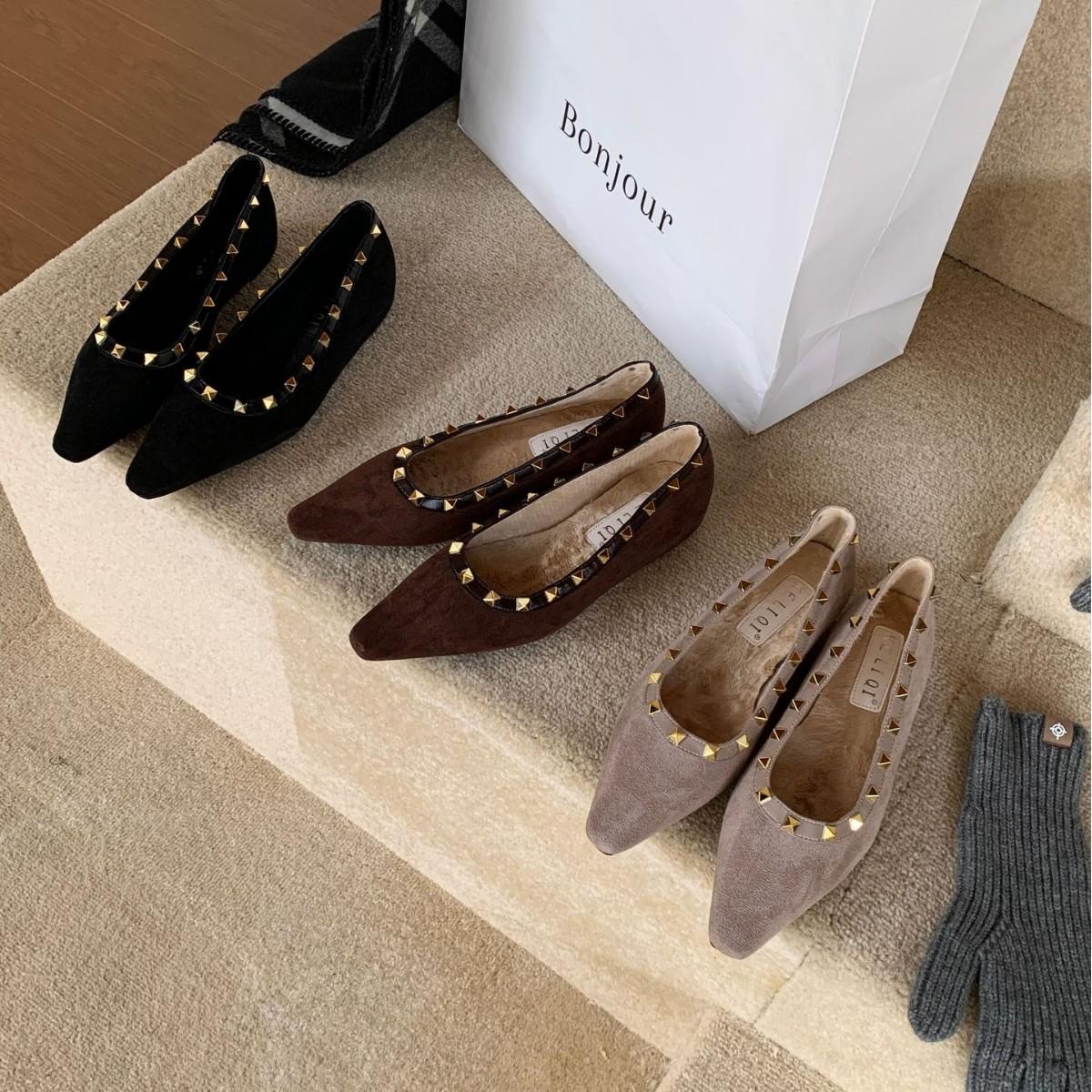 

2025 осень и зима новая замшевая маленькая квадратная голова мягкая подошва бархатные заклепки беременные женщины внутренний танкетка поздний вечер ветер женские туфли одинарки 39 кофейный