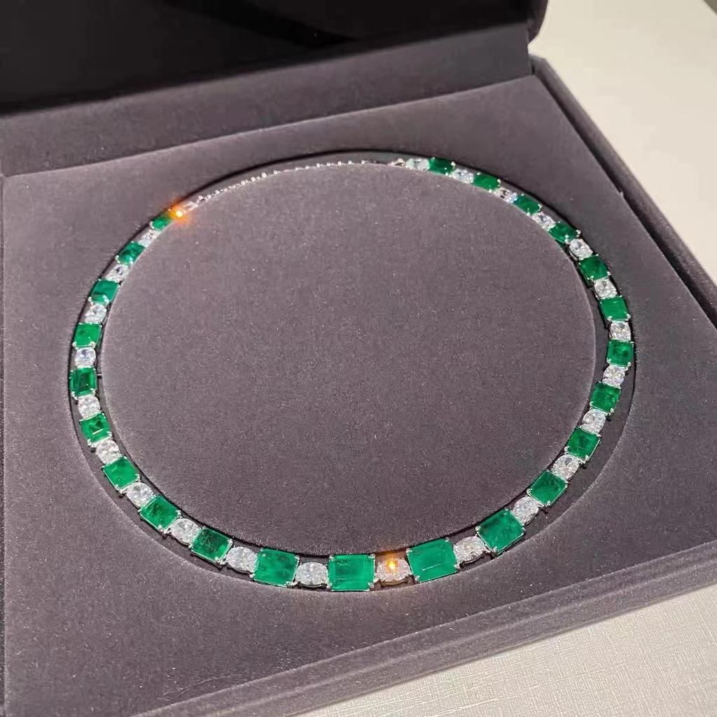 Collier d'Émeraudes Colombiennes de Luxe: Pendentif Lune Azur Éblouissant pour Femmes