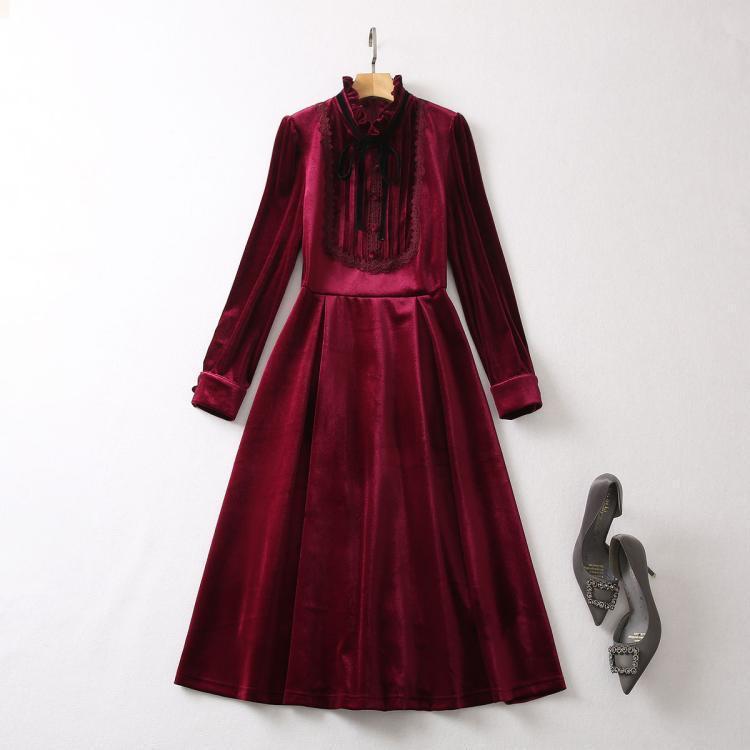 High-End Kveldsdrakt i Gullfløyel med Ståkrage og Lange Ermer