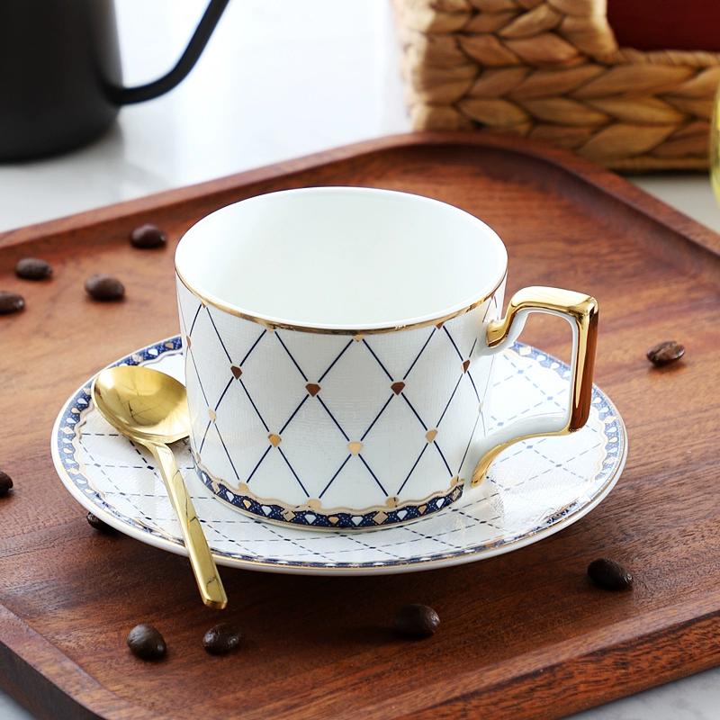 Feines Knochenporzellan Kaffeetassen- und Untertassensets, 270 ml Wunderschön glasierte Teetasse mit Goldrand und Henkel, Keramik-Kaffeetassen mit goldenem Löffel
