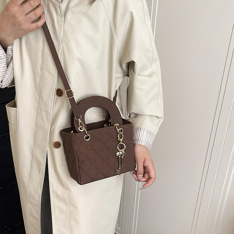 Niche design casual simple texture shoulder bag 2025 autumn new small square bag women's commuter messenger bag