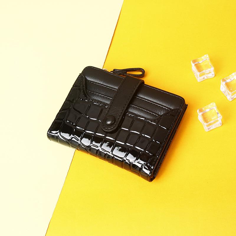 Retro Crocodile Pattern Ladies Short Wallet with Multi-Card Slots and Coin Purse.