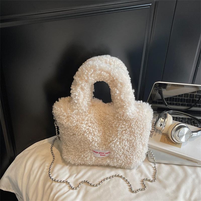 

2025 autumn and winter popular simple color shoulder bag new niche design plush messenger bag casual bucket bag бежевий