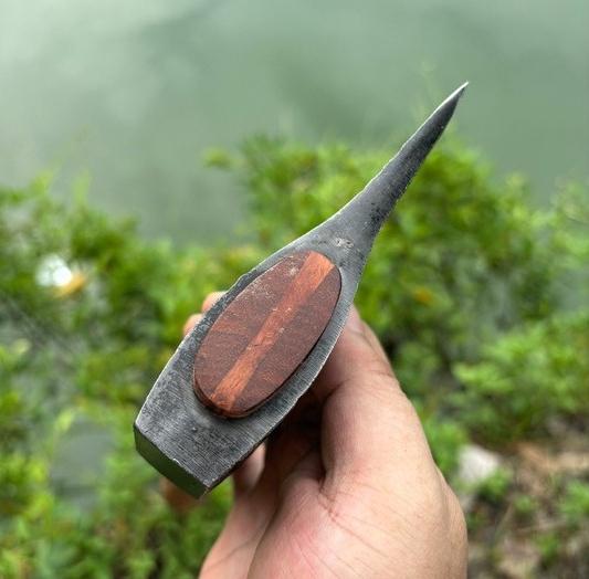 Outdoor Multifunctional Hand Forged Spring Steel Axe with High Hardness and Sharpness Suitable for Household Woodworking