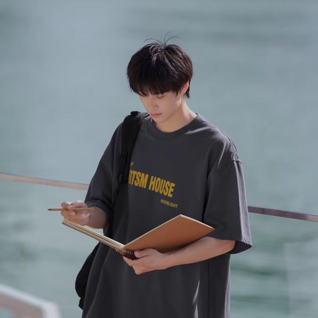 

Новая летняя футболка с короткими рукавами для мужчин, тренд в корейском стиле, простой топ с короткими рукавами, свободная повседневная брендовая футболка в гонконгском стиле 5XL темно-серого