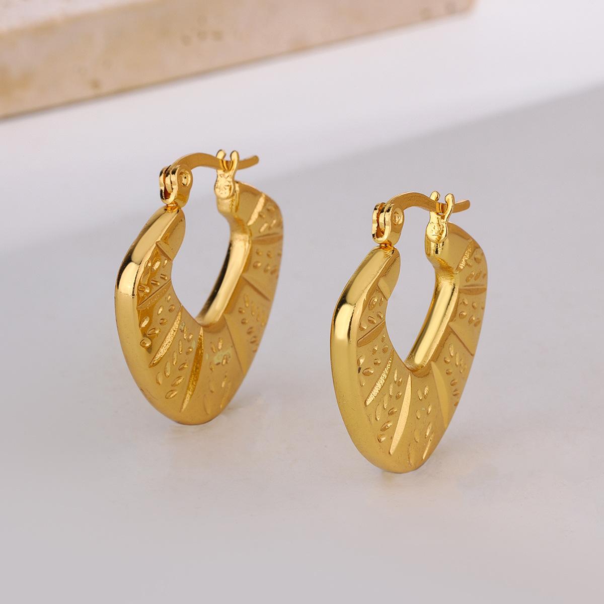 

Europe and the United States hot-selling irregular geometric stripes love titanium steel stud earrings, advanced sense does not fade love earrings